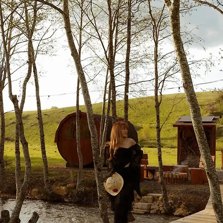 Luksusowy namiot Sanjalica - Riverside Sleeping Barrel By Iglena